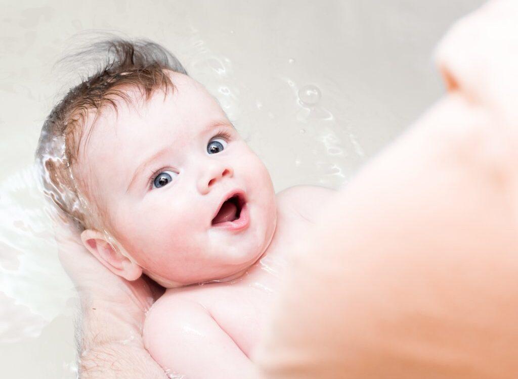 kąpiel noworodka w jakiej wodzie